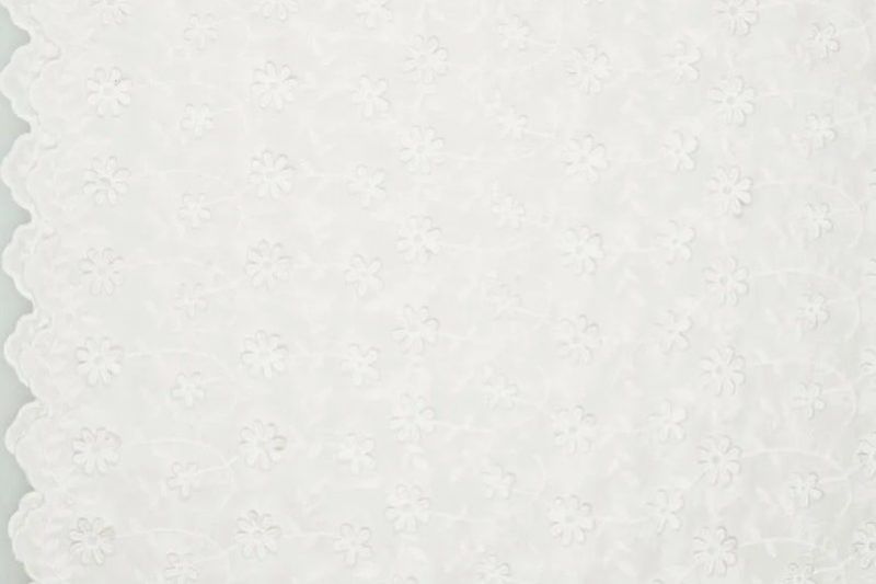 Broderie-stof-bloemenprint-met-schulprandje-x325