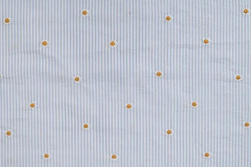 seersucker-katoen-stof-streep-geborduurde-bloemetjes-P496