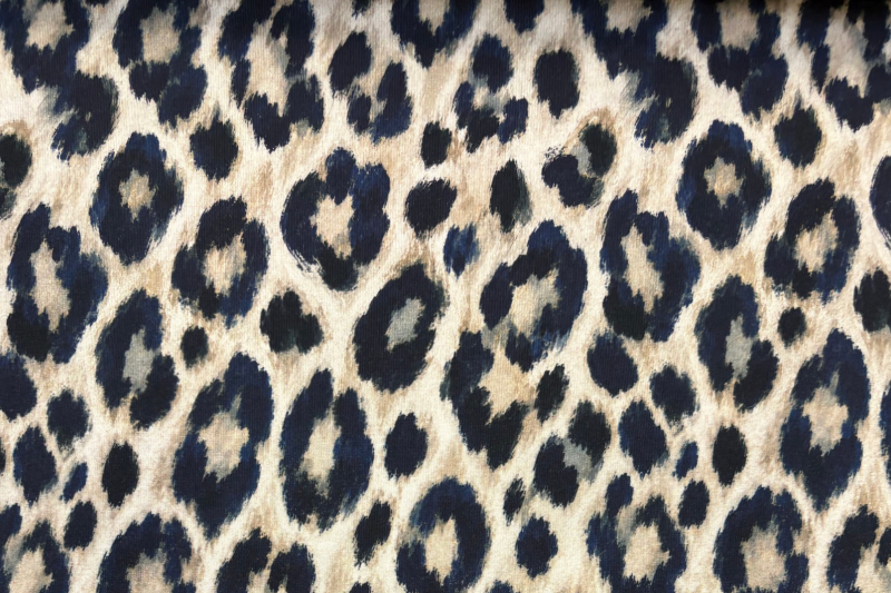 Tricot katoen stof, panter print, blauw/bruin. Actie46-1
