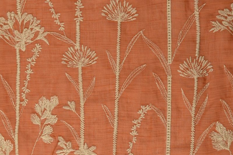 Geborduurde-voile-stof-lange-bloemstelen-P283