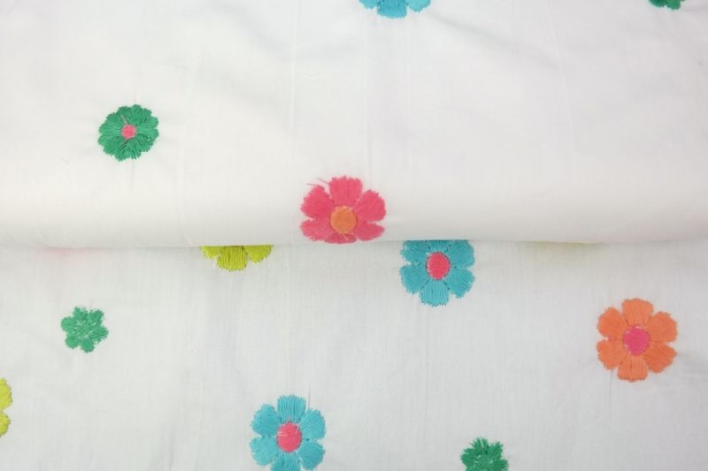 Broderie-katoen-voile-stof-geborduurde-bloemen-y541