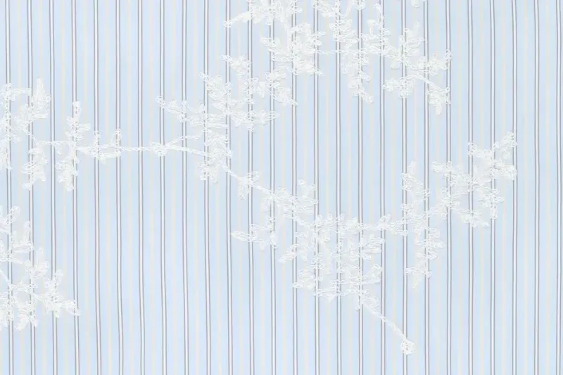 Katoen broderie stof, streep motief met geborduurde takjes, lichtblauw/wit/beige. A.094-1