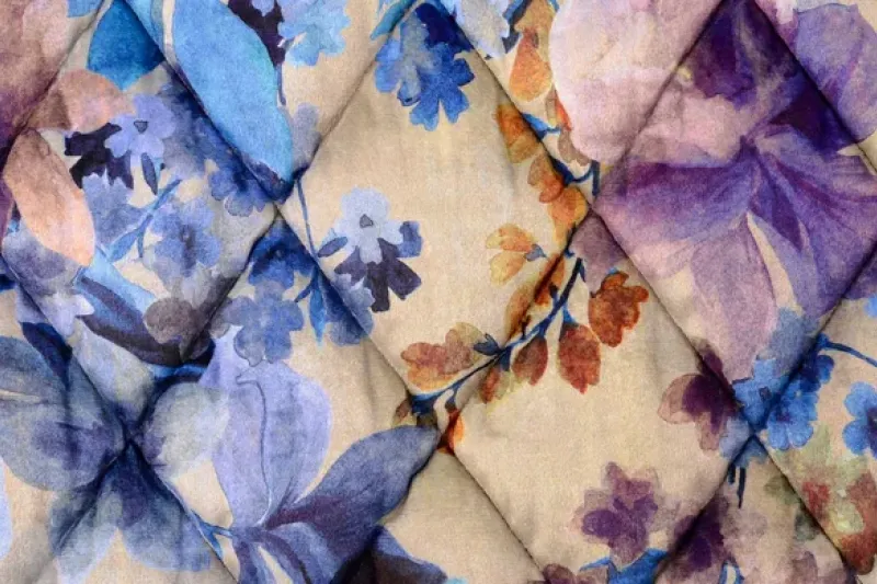 Gewatteerde stof, bloemen motief, paars/blauw/crème. P1022-1
