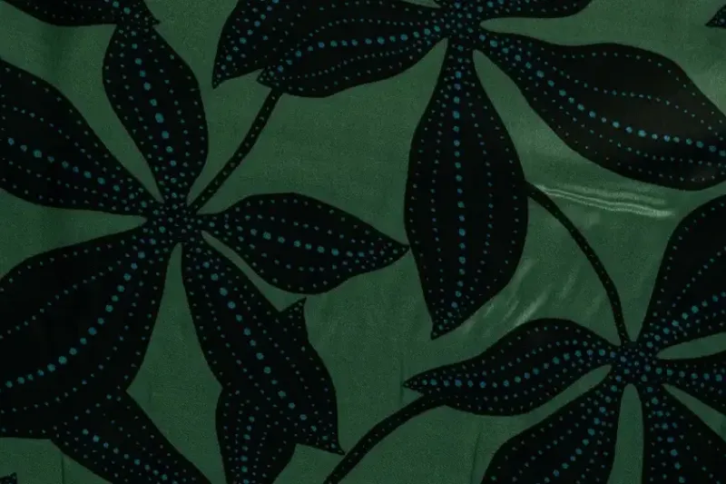 Viscose satijn stof, bloem print, groen/aqua/zwart. P965-1