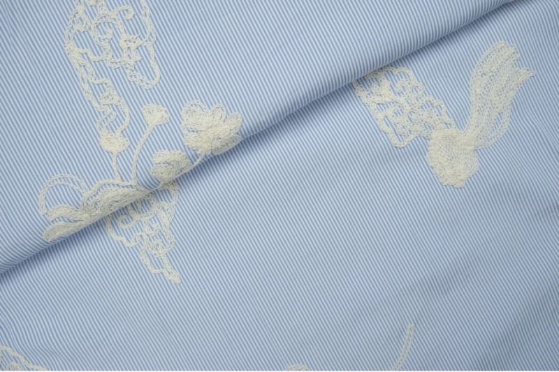 Katoen-broderie-stof-bloemen-met-blad-p573