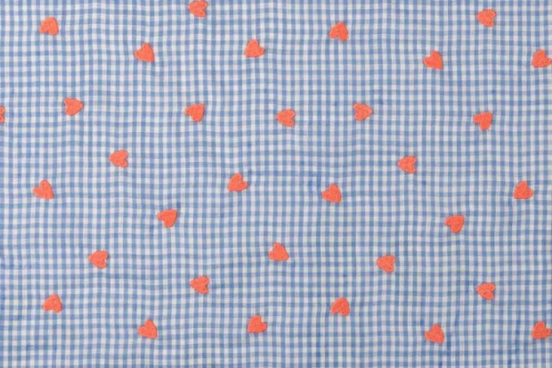 Katoen-poplin-stof-ruit-geborduurde-hartjes-P727