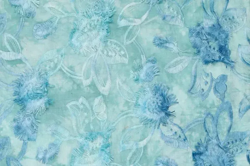 Broderie-stof-tie-dye-swingende-bloemenprint-y307