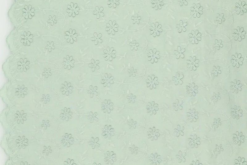 Broderie-stof-bloemenprint-met-schulprandje-x328