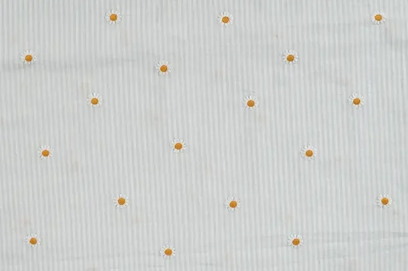 Seersucker-stof-streep-geborduurde-bloemetjes-P497