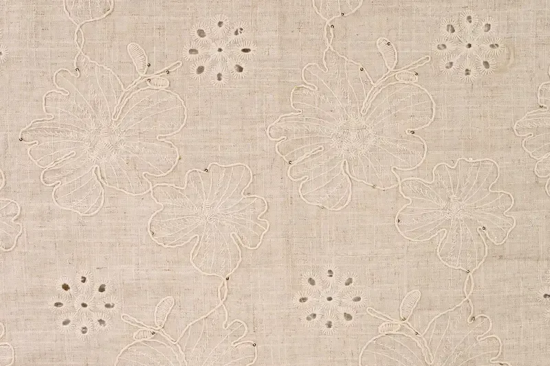 Geborduurde-naturel-linnen-stof-pailletten-en-bloemen-P409