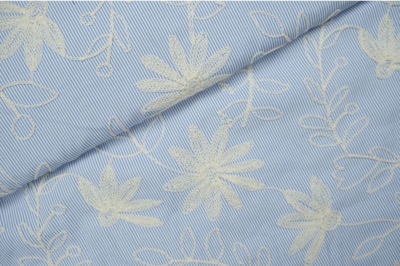 Katoen-broderie-stof-takken-met-bloemen