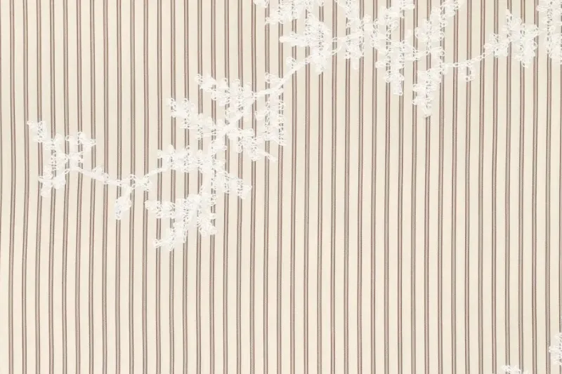 Katoen broderie stof, streep motief met geborduurde takjes, bruin/wit/beige. A.095-1