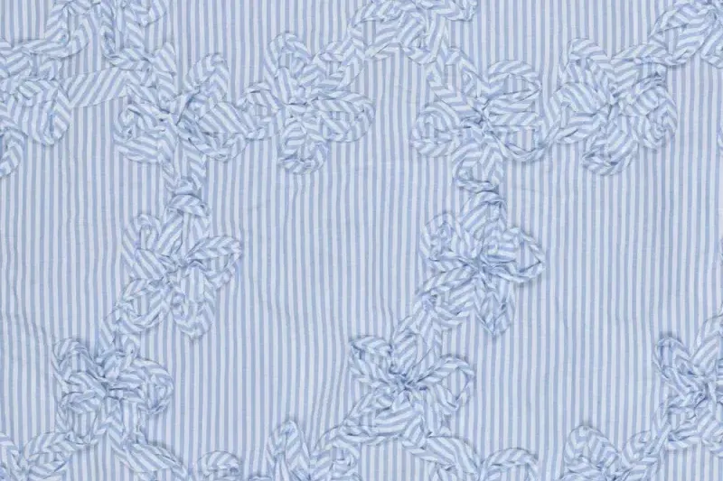 Katoen-embroidery-stof-streep-motief-opgestikte-bloemen-P254