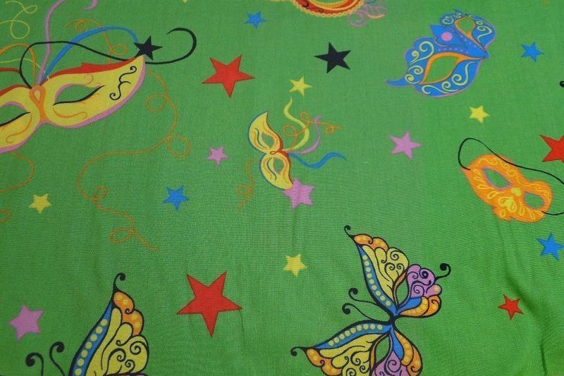 Katoen stof groen met maskers print