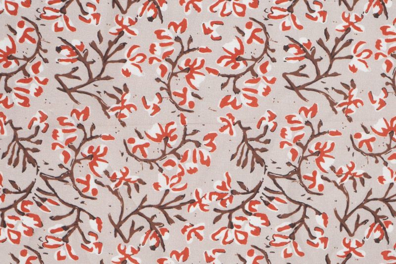 Katoen stof, bloemen print, bruin/oranje/crème. A.210-1