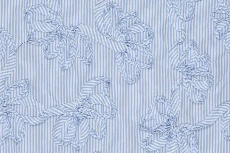 Katoen-embroidery-stof-streep-motief-opgestikte-bloemen-P253