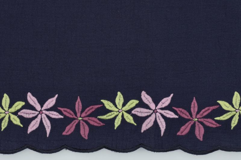 Double gauze stof, streep print met tweezijdige bloemen rand, marineblauw. A.169-1