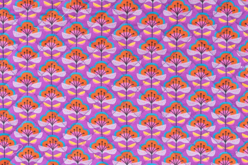 Gewatteerde stof, bloemen, roze/paars/oranje. A.234-1