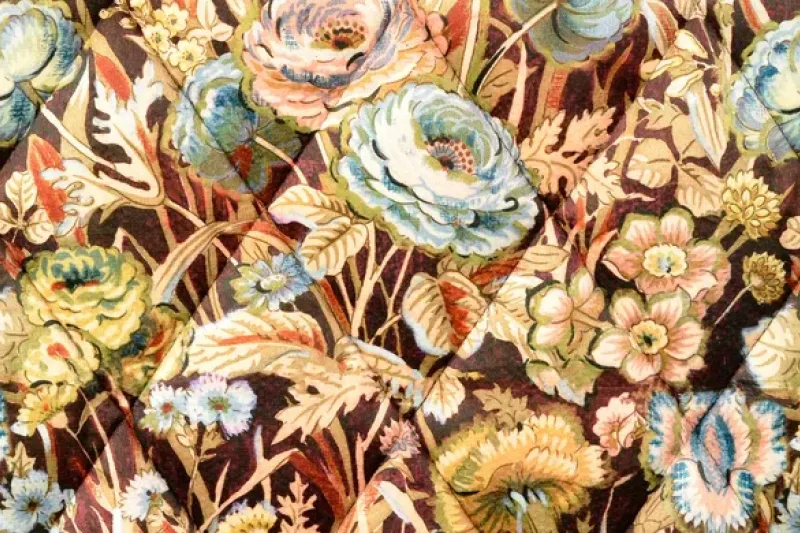 Gewatteerde stof, bloemen motief, bruin/groen/blauw/roze. P1023-1