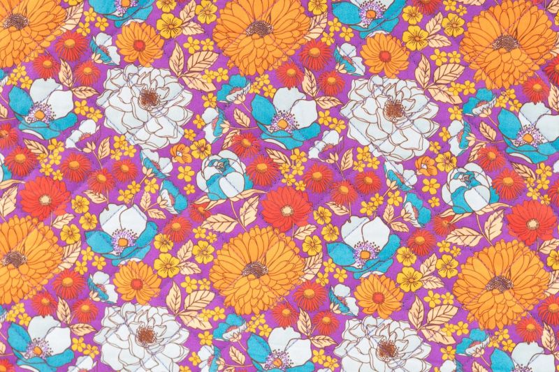 Gewatteerde stof, bloemen, roze/paars/oranje. A.235-1