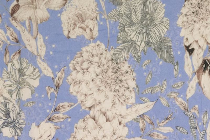 Z0833-Broderie-stof-bloemenprint-lichtblauw-wit-taupe