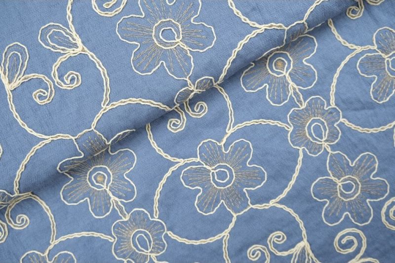 Broderie-viscose-stof-bloemen-met-krullen-P560