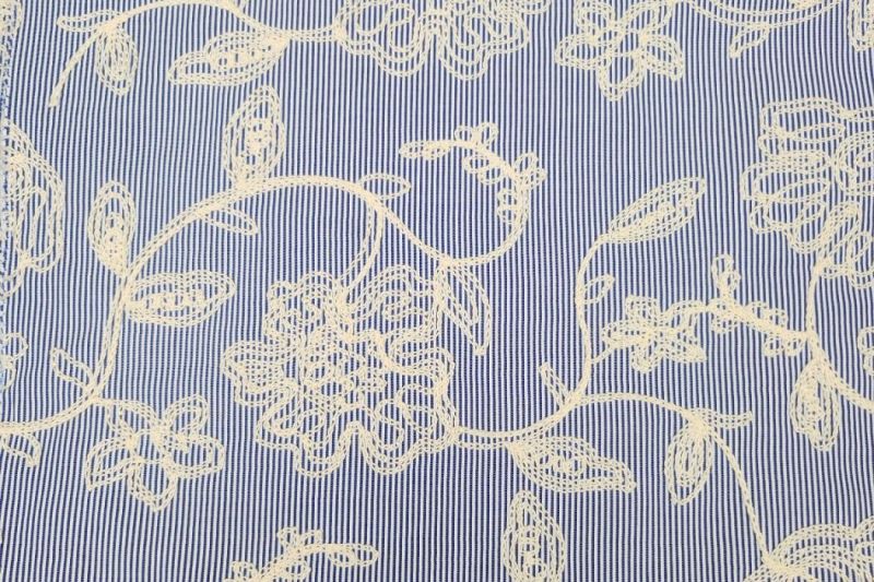 Katoen-broderie-stof-sierlijke-bloemen-P572