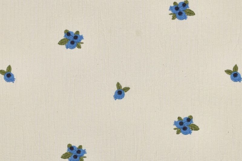 Double-gauze-stof-streepstiksel-geborduurde-blauwe-besjes-p626