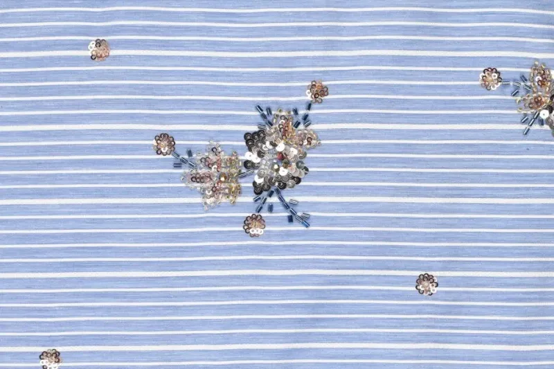 Streep stof, embroidery pailletten met kraaltjes bloemen, blauw/wit. A.091-1