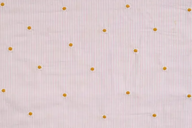 Seersucker-stof-streep-geborduurde-bloemetjes-P498