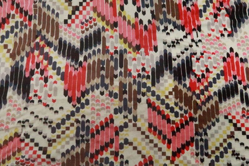 Viscose tricot stof ecru bruin rood roze indianen look Z627