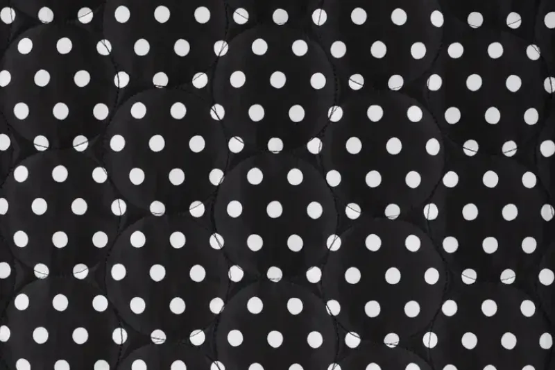 Quilted stof, stippen, zwart/wit. A.030-1
