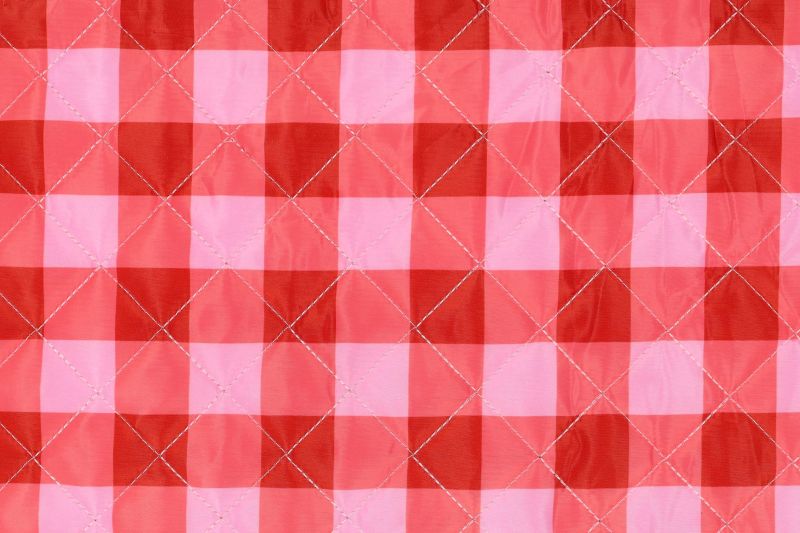 Gewatteerde stof, ruiten, roze/rood. A.133-1