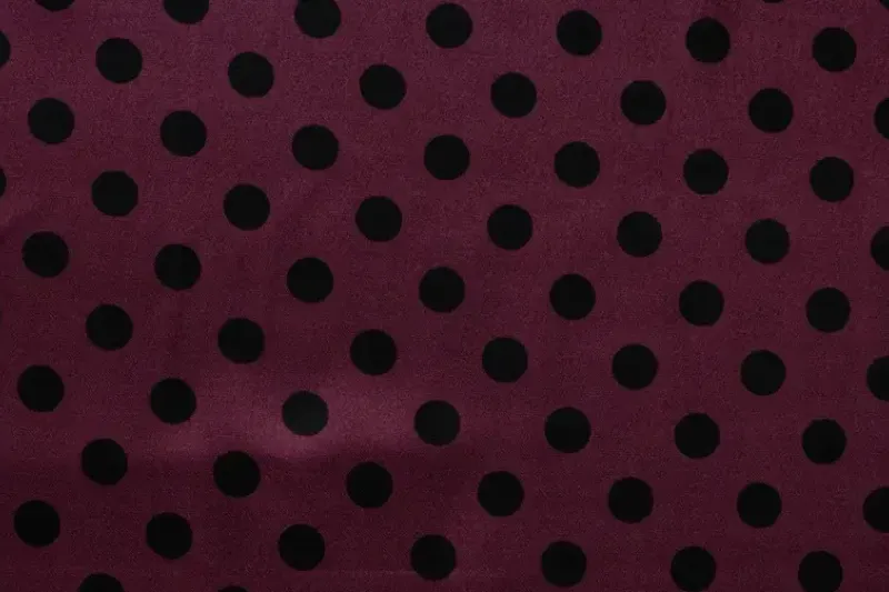 Viscose satijn stof, stip print, aubergine/zwart. P960-1