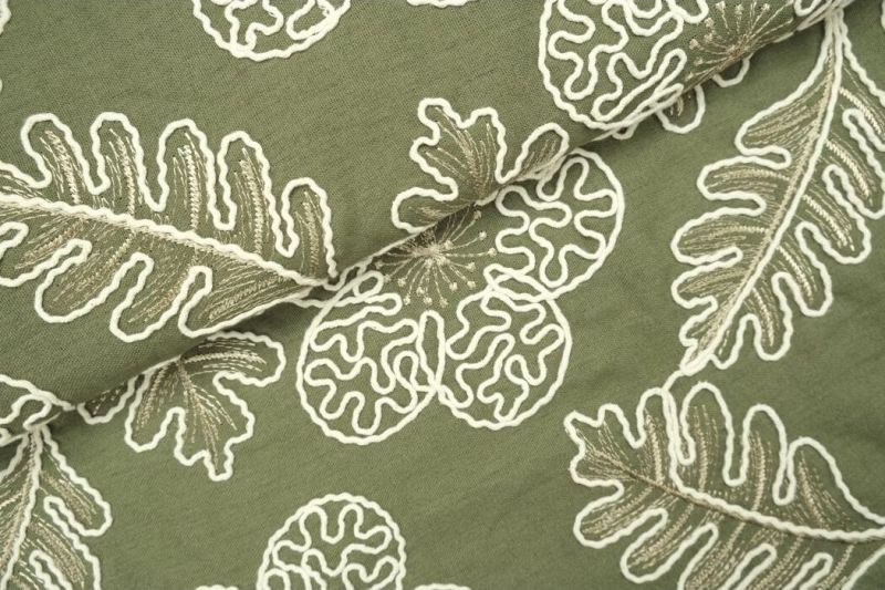 Broderie-linnen-stof-geborduurde-bloemen-en-blad-P556