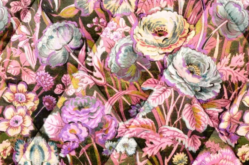 Gewatteerde stof, bloemen motief, paars/roze/groen. P1008-1