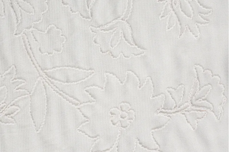 Fijn-gebreide-stof-geborduurde-bloemen-P1048