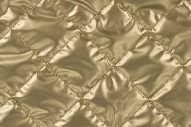 Gewatteerde-stof-metallic-goud-d0504