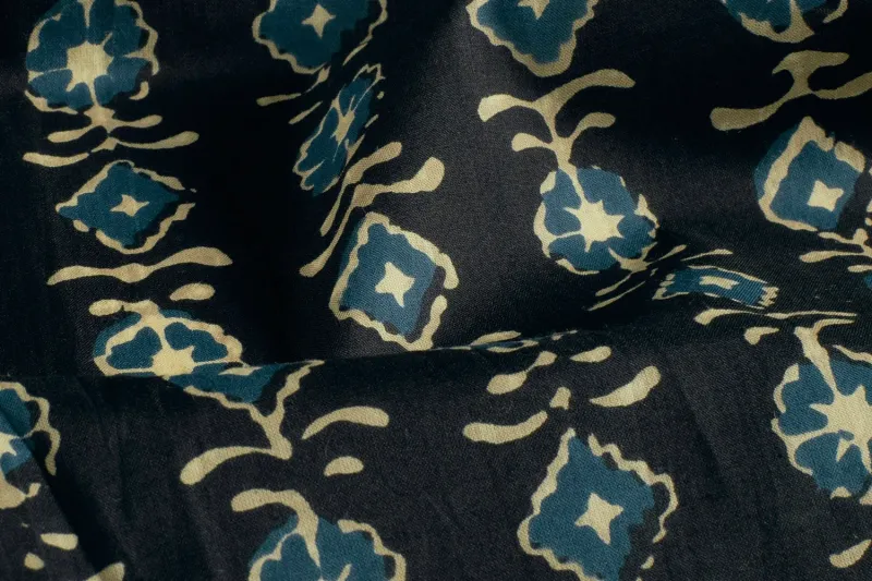 Batik-poplin-voile-katoen-stof-bloemenprint-Y648
