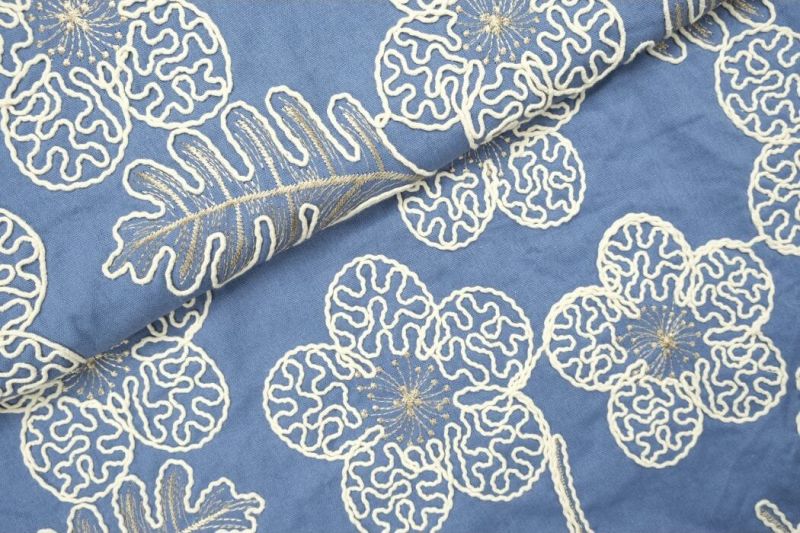 Broderie-linnen-stof-geborduurde-bloemen-en-blad-P558