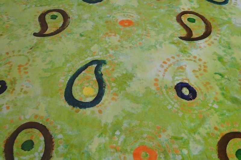 Batik stof met handpaint paisleyprint lime