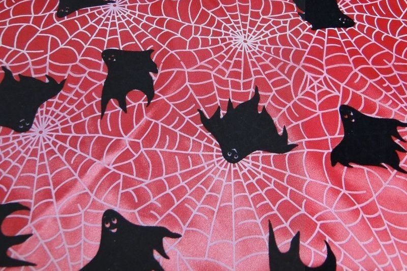Satijn stretch F506 rood spinnenweb zwart flockprint spook