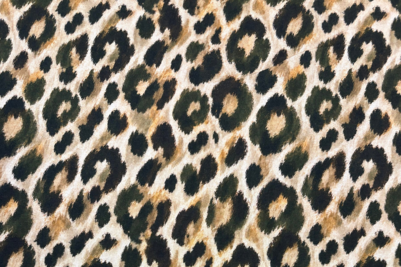 Tricot katoen stof, panter print, groen/bruin. Actie44-1