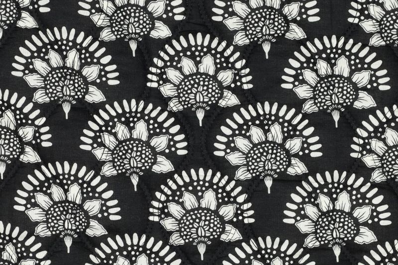 Gewatteerde stof, bloemen, zwart/wit. P1028-1