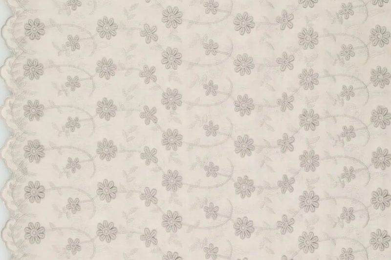 Broderie-stof-bloemenprint-met-schulprandje-x327