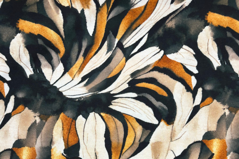 Tricot katoen stof, abstract print, okergeel/crème. Actie19-1