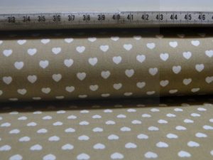 Poplin stof beige met witte hartjes