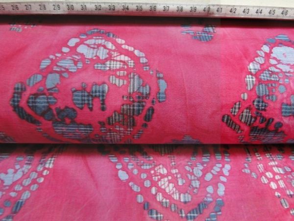 Batik stof met wieber afdruk cerise