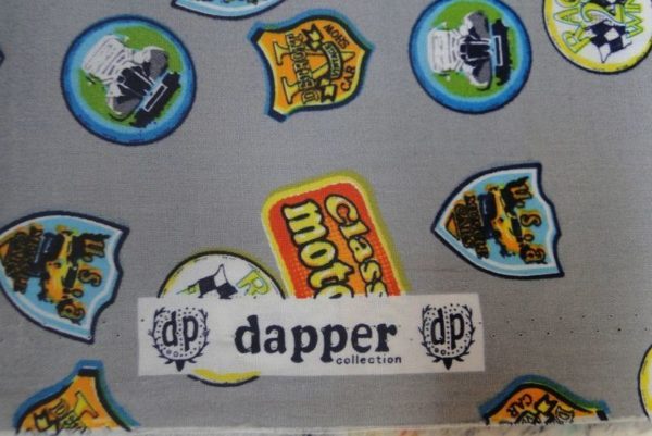 Dapper kinderstof grijs badge gekleurde print A0759 - Afbeelding 2