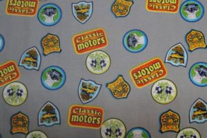 Dapper kinderstof grijs badge gekleurde print A0759